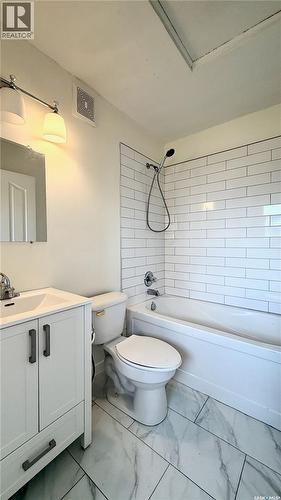 201 V Avenue N, Saskatoon, SK - Indoor Photo Showing Bathroom