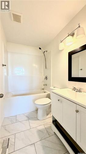 201 V Avenue N, Saskatoon, SK - Indoor Photo Showing Bathroom