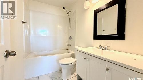 201 V Avenue N, Saskatoon, SK - Indoor Photo Showing Bathroom