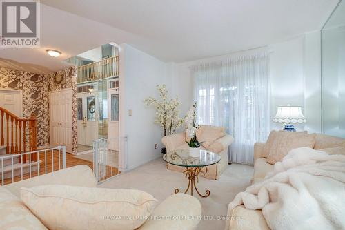 990 Glenbourne Drive, Oshawa, ON - Indoor Photo Showing Living Room