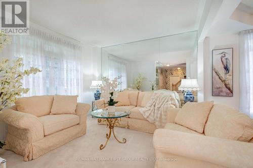 990 Glenbourne Drive, Oshawa, ON - Indoor Photo Showing Living Room