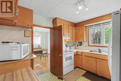 2 Glenview Crescent, Perth, ON - Indoor Photo Showing Kitchen With Double Sink