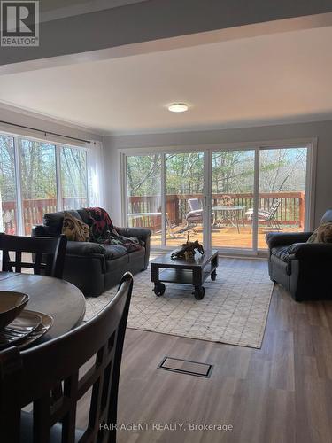 7672 Doner Drive, Ramara, ON - Indoor Photo Showing Living Room