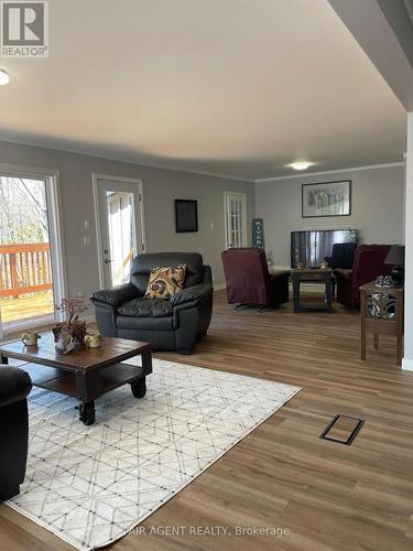 7672 Doner Drive, Ramara, ON - Indoor Photo Showing Living Room