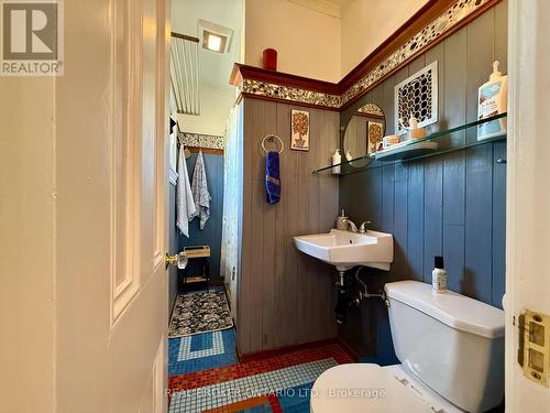 4 Gould Street, Ottawa, ON - Indoor Photo Showing Bathroom