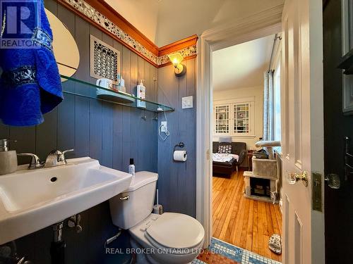 4 Gould Street, Ottawa, ON - Indoor Photo Showing Bathroom