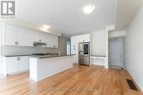 1424 National Common, Burlington, ON - Indoor Photo Showing Kitchen With Upgraded Kitchen