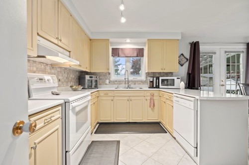 Cuisine - 257 7E Avenue, L'Île-Perrot, QC - Indoor Photo Showing Kitchen With Double Sink