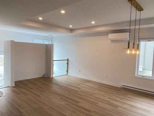 Salon - 98 Rue Des Marronniers, Salaberry-De-Valleyfield, QC - Indoor Photo Showing Other Room