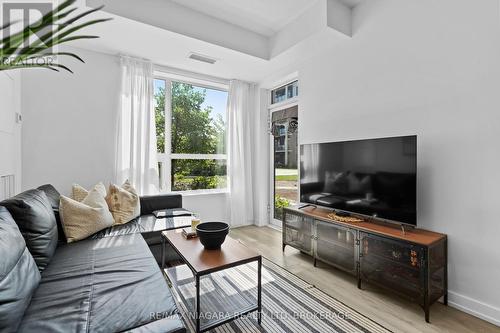 131 - 5055 Greenlane Road, Lincoln (Lincoln Lake), ON - Indoor Photo Showing Living Room