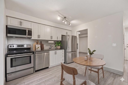 1625-38 Joe Shuster Way, Toronto, ON - Indoor Photo Showing Kitchen
