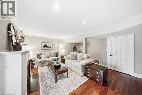 4123 Medland Drive, Burlington, ON - Indoor Photo Showing Living Room