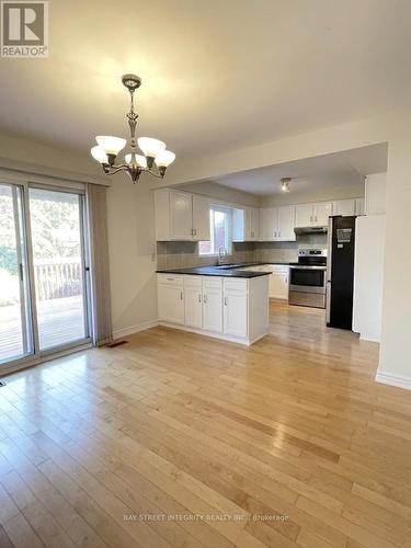 38 Southgate Crescent, Richmond Hill, ON - Indoor Photo Showing Kitchen