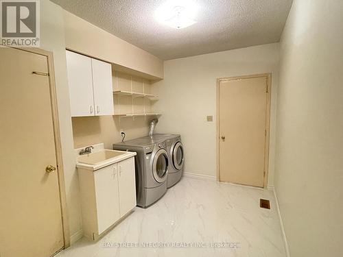 38 Southgate Crescent, Richmond Hill, ON - Indoor Photo Showing Laundry Room