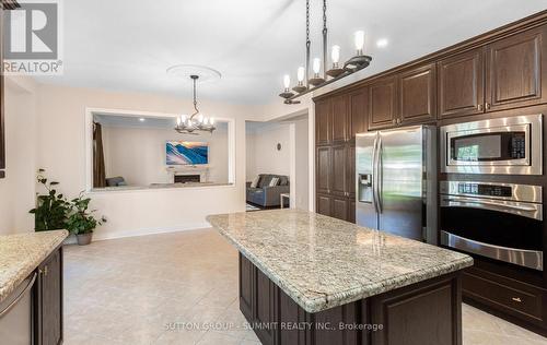 3129 Gladish Grove, Mississauga, ON - Indoor Photo Showing Kitchen With Upgraded Kitchen