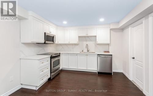 3129 Gladish Grove, Mississauga, ON - Indoor Photo Showing Kitchen
