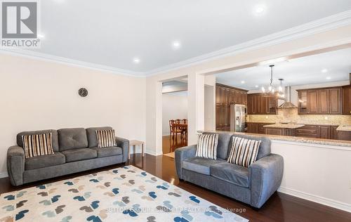 3129 Gladish Grove, Mississauga, ON - Indoor Photo Showing Living Room