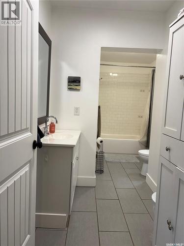 517 L Avenue N, Saskatoon, SK - Indoor Photo Showing Bathroom