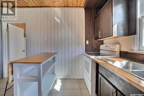 231 Centre Street, Regina Beach, SK - Indoor Photo Showing Kitchen With Double Sink