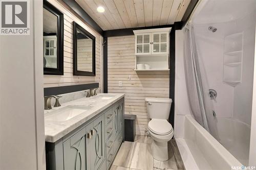 231 Centre Street, Regina Beach, SK - Indoor Photo Showing Bathroom