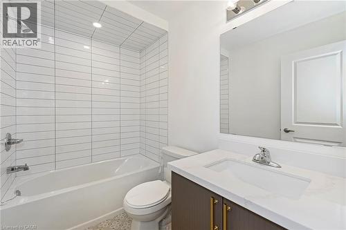 Contemporary bathroom featuring a tub/shower combination with white subway tile surround - 205 Thames Way Unit# 31, Hamilton, ON - Indoor Photo Showing Bathroom