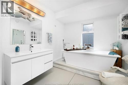 136 Lowes Sideroad, Amherstburg, ON - Indoor Photo Showing Bathroom