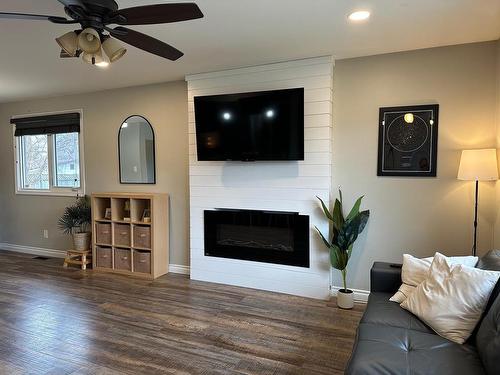 537 Parkway Drive, Thunder Bay, ON - Indoor Photo Showing Living Room With Fireplace
