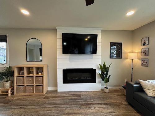 537 Parkway Drive, Thunder Bay, ON - Indoor Photo Showing Living Room With Fireplace