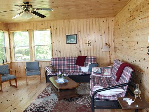 93 Stintzi Dr E, Morson, ON - Indoor Photo Showing Living Room