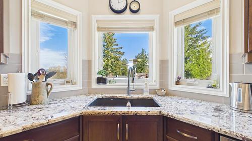 708 22Nd Avenue, Cranbrook, BC - Indoor Photo Showing Kitchen With Double Sink