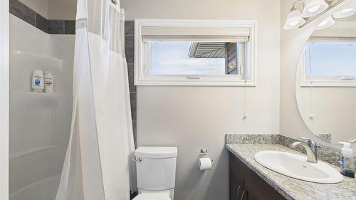 708 22Nd Avenue, Cranbrook, BC - Indoor Photo Showing Bathroom