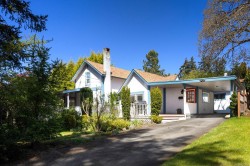 706 Lindsay St Saanich, BC V8Z 3E1