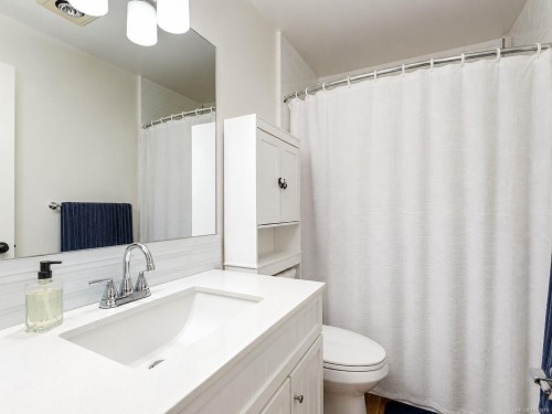 #301-9900 Fifth St, Sidney, BC - Indoor Photo Showing Bathroom