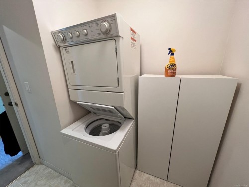 #301-9900 Fifth St, Sidney, BC - Indoor Photo Showing Laundry Room
