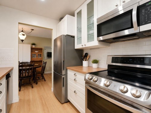 #301-9900 Fifth St, Sidney, BC - Indoor Photo Showing Kitchen
