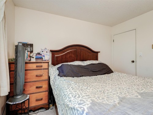 #301-9900 Fifth St, Sidney, BC - Indoor Photo Showing Bedroom