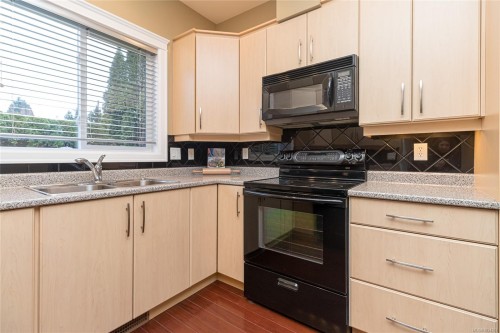 4073 Longview Dr, Saanich, BC 