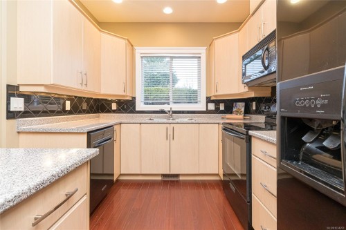 4073 Longview Dr, Saanich, BC 