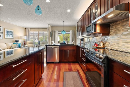 9713 Second St, Sidney, BC - Indoor Photo Showing Kitchen With Upgraded Kitchen