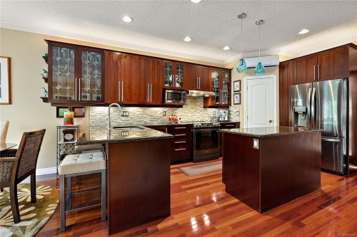 9713 Second St, Sidney, BC - Indoor Photo Showing Kitchen With Upgraded Kitchen