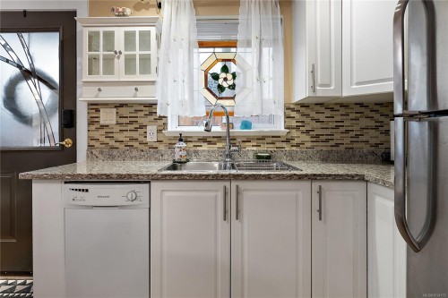 9713 Second St, Sidney, BC - Indoor Photo Showing Kitchen With Double Sink