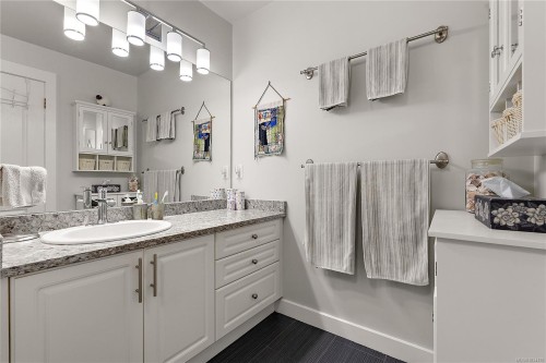 9713 Second St, Sidney, BC - Indoor Photo Showing Bathroom