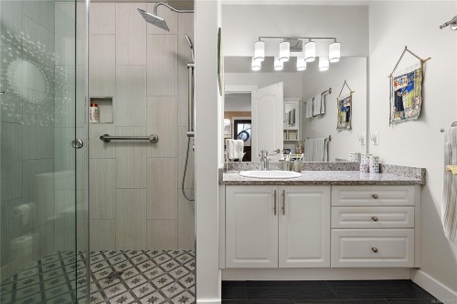 9713 Second St, Sidney, BC - Indoor Photo Showing Bathroom