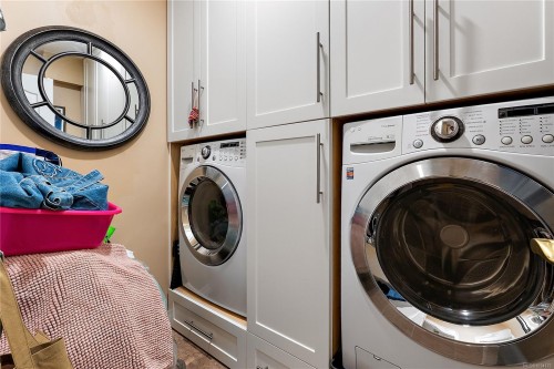 9713 Second St, Sidney, BC - Indoor Photo Showing Laundry Room