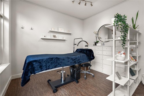 9713 Second St, Sidney, BC - Indoor