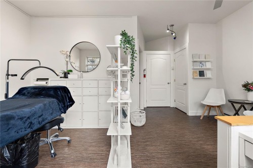 9713 Second St, Sidney, BC - Indoor