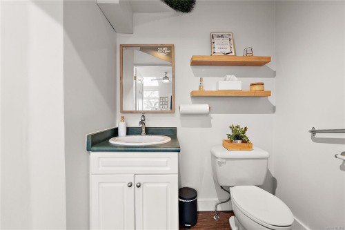 9713 Second St, Sidney, BC - Indoor Photo Showing Bathroom