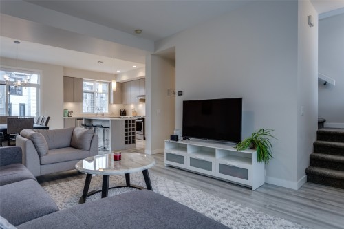 4-170 Celano Crescent, Kelowna, BC - Indoor Photo Showing Living Room