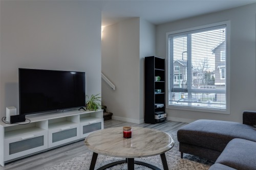 4-170 Celano Crescent, Kelowna, BC - Indoor Photo Showing Living Room