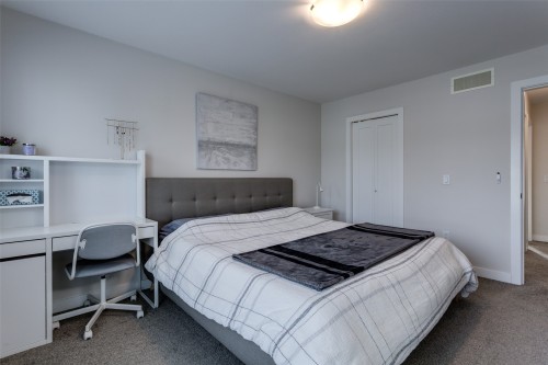 4-170 Celano Crescent, Kelowna, BC - Indoor Photo Showing Bedroom
